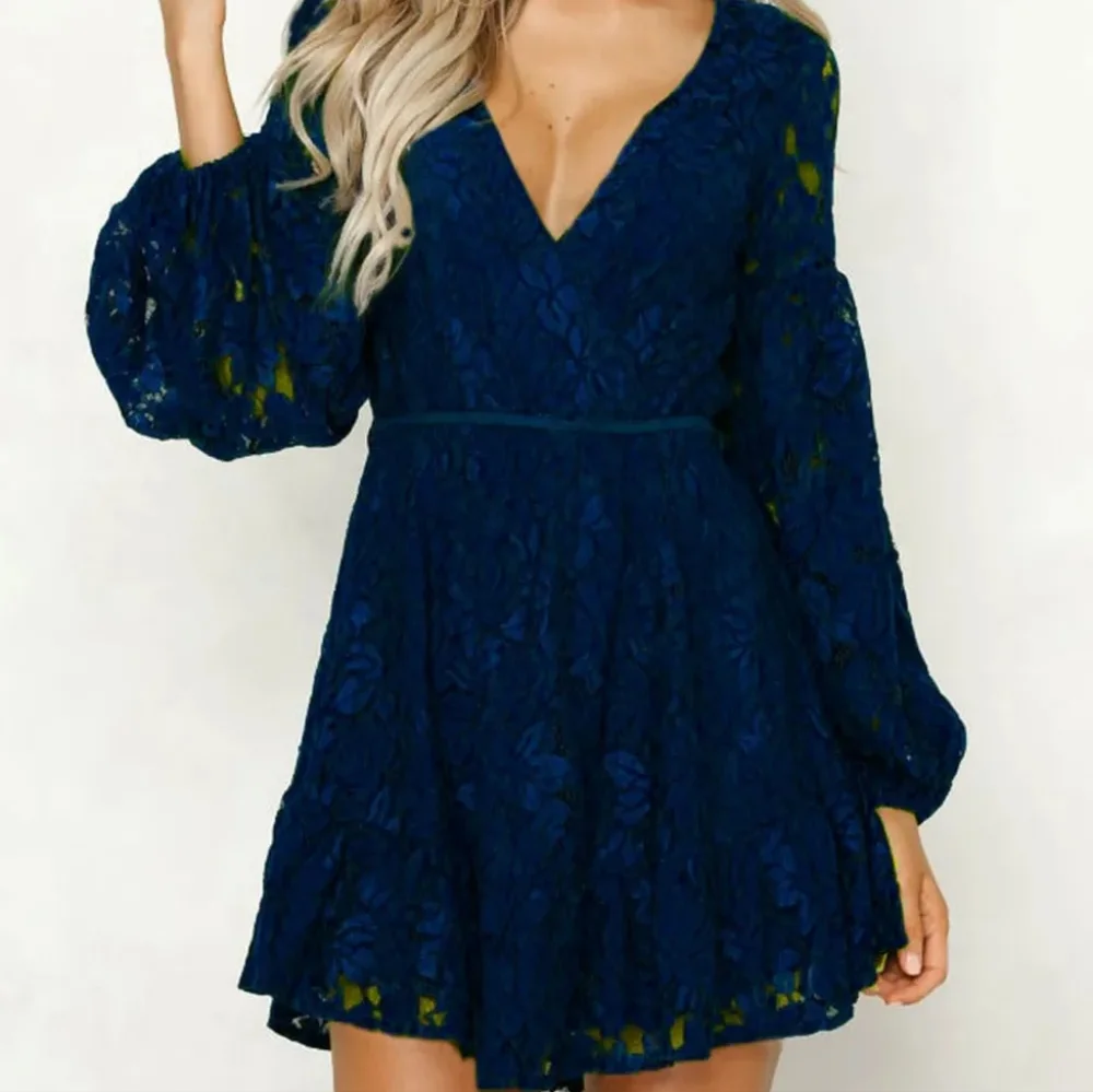 Black V-Neck Lace Dress - Picture 4 of 4